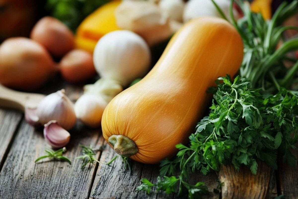 Courge butternut vibrante sur table rustique